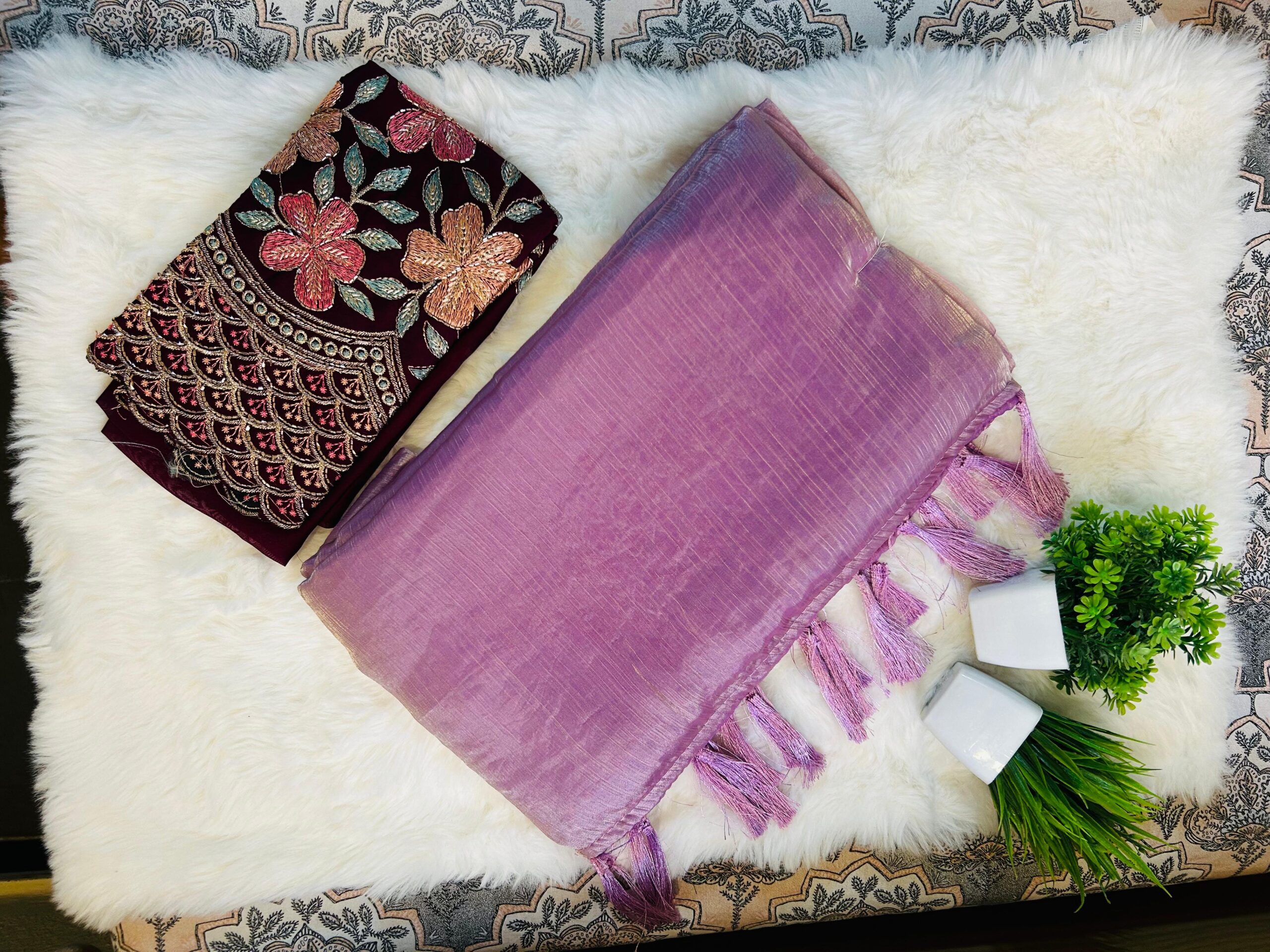 Plain Crunchy Lavender Silk Saree - Image 2